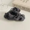 Pinza de Tiburón de Chifón Plisado con Lunares Estilo Coreano Estilo Perezoso para Mujer, Accesorio para el Cabello Versátil que Añade Volumen en la Parte Posterior de la Cabeza, con un Toque de Alta Gama