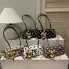 Elegante y exquisito bolso de hombro y bolso de mano con lunares grandes, de la nueva colección otoño 2026, un artículo de nicho, de alta calidad, moderno y versátil.