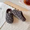Pantuflas de algodón para niños kt cat para uso exterior 2026 Otoño/Invierno Nuevos Zapatos de Felpa Gruesa para Niños Mocasines de Lunares Estilo Coreano de Lana