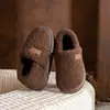 Chinelos Masculinos de Algodão com Solado Grosso 2026 Outono/Inverno Novo Estilo Interno Com Pelúcia Quente Sensação de Pisar em Merda Coberto no Calcanhar Sapatos de Algodão para Casa Homens