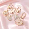 Lujo Ligero Chapado en Oro Full Diamante Charm Hebilla en Forma de D Colgante Hueco en Forma de Corazón Accesorios para Bolsos Llaves Fábrica Stock Mayorista