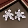 Brincos de Flor de Metal Agulha de Prata, Estilo Europeu e Americano, Brincos de Moda Minimalistas Únicos, Luxo Leve, Acessórios de Orelha de Nicho de Alta Qualidade