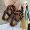 Sapatos Pequenos de Couro Estampa de Leopardo Fofa para Crianças 2026 Novo Estilo Primavera e Outono Solado Macio Velcro Cor Sólida Sapatos Pequenos de Couro para Meninas Estilo Coreano