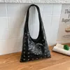 Bolsa de motociclista única com tachas para mulheres, novo modelo 2026, design de nicho de moda de alta qualidade, bolsa de ombro versátil casual