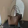 Bolsa de textura tecida de alta qualidade para mulheres 2026 nova bolsa tote de verão de nicho para o dia a dia bolsa balde de ombro único de grande capacidade