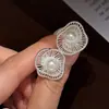 Brincos de tarracha de flor vazada doces e requintados para mulheres, simples, modernos, de luxo leve, brincos elegantes e delicados, acessórios da moda e únicos de celebridade da internet