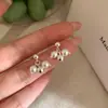 Pendientes de Bola de Plata y Perla Artificial Estilo Ins Coreano Sencillos y Exquisitos para Mujer, Nuevo Diseño de Nicho con Acabado de Alta Gama, Aguja de Plata 925