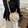 Bolsa balde plissada com listras verticais tecidas personalidade tendência 2024 cor de contraste personalidade cordão estilo ocidental bolsa de ombro portátil para mulheres