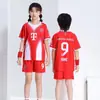 25-26Br Casa Vermelho Número 9 Camisa de Futebol Infantil com Duas Listras Impressão Digital Tamanhos 14-30