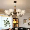 Lámpara de araña vintage estilo francés para sala de estar con pétalos tridimensionales de cristal de hielo, lámpara de iluminación Zhongshan de alta gama color nogal estilo retro para comedor