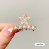 Elegante y minimalista pinza pequeña de tiburón color café para mujer, perfecta para peinar cabello corto, con un diseño de perla redonda de alta calidad, creando un look dulce y encantador