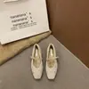 Sapatos de salto baixo estilo retrô, leves e chiques, com bico quadrado e decote baixo, nova coleção outono/inverno 2026, com enfeites de strass, material camurça e salto plataforma oculto para altura extra, adequados para o trabalho
