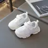 Zapatos deportivos para niños 2025 nueva temporada primavera y otoño niños pequeños y medianos malla transpirable zapatos blancos niños y niñas zapatillas para correr