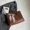 Bolsa de Color Sólido de Gran Capacidad 2026 Nuevo Estilo de Verano Bolso de Hombro para el Trabajo y los Viajes con un Toque Relajado e Informal Bolso Tote