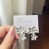 Brincos de Metal Vintage com Flor Dupla e Design Único, Disponíveis em Dourado e Prata, Oferecendo um Toque de Luxo e Estilo Versátil, Brincos Estilo Ins