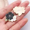 20 Estilos de Flor de Cerezo Negra con Goteo de Aceite Rosa Accesorios para Joyería DIY Aleación Collar Pulsera Colgante Llavero Transfronterizo