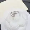 Anel Europeu e Americano Transfronteiriço Novo Estilo Lv 2025 com Logo e Design Floral Cravejado de Diamantes para Mulheres, Sensação de Alto Padrão, Fotos Reais, Anéis para Atacado