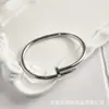 Celebridade da Internet Tendência de Moda Pulseira de Unha V Dourado Sentido de Alto Padrão Não Cai Pulseira de Pressão Temperamento Feminino Joia de Diamante