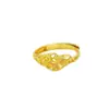 Anillo de corazón y flor de ciruelo chapado en oro, moderno y lujoso, una pieza de joyería única y elegante para mujeres, perfecta para bodas y ocasiones especiales, con un diseño abierto