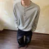 Camiseta henley de manga larga a rayas retro americana para hombre, primavera y otoño, corte holgado casual, versátil, simple, adecuada para parejas