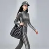 Conjunto de roupa de yoga estilo garota ousada para mulheres, jaqueta curta com zíper e gola alta com listras laterais, calça fitness de alta elasticidade com leve boca de sino, conjunto de duas peças