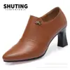 Sapatos de camada única de primavera sapatos de mãe salto médio salto alto sola macia moda boca profunda sapatos de trabalho de primavera e outono sapatos femininos sapatos de couro de alta qualidade para meia-idade