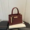 Bolso de mano vintage repujado, bolso tote estilo Kelly con adornos de cuentas de madera, cierre metálico y tamaño pequeño, perfecto para ir al trabajo estilo Melard