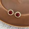Aretes de botón de perlas rojo vino exquisitos con incrustaciones de diamantes estilo retro de Hong Kong para mujer, aretes elegantes estilo palaciego, aretes de alta gama de lujo ligero