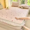 Falda de cama de terciopelo de leche Clase A Pieza única Manta de cama de vellón de coral Cubierta de cama engrosada Sábana de franela con encaje Bordes volantes Envoltura de cama acolchada