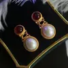 Jinqi High-End Brincos de Moda Banhados a Ouro Cobre Granadas Pérolas de Água Doce Brincos Clássicos Fábrica Atacado