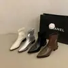 Botas de tornozelo de bico fino estilo francês para mulheres, novo design de nicho outono 2026, botas de cano curto estilosas e casuais, botas de ajuste justo
