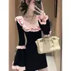 Vestido Quadrado Franzido Estilo Ladylike Novo para Mulheres 2025 Preto Manga Longa Afina a Cintura Manga Sino Saia Curta