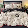 Juego de Cama de Hilo Bouclé Estilo Nuevo 2026 de Cuatro Piezas, Estilo Ins con Encaje de Pompón, para Dormitorio de Estudiante, Juego de Tres Piezas