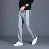 Pantalones Casuales a Rayas Estilo Hong Kong de Primavera y Verano para Hombre Estilo Coreano Moderno Combinable ins Sueltos de Pierna Recta y Ancha Pantalones Deportivos de Tres Barras