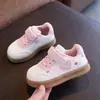 Tênis Casuais para Caminhada Infantil Outono Novo Estilo Sapatos Brancos com Velcro Infantil Decoração de Coração Tênis Esportivos Casuais Sapatos Individuais