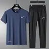 Conjunto Masculino de Manga Curta de Seda Gelada de Verão Camiseta de Marca Moderna Conjunto Casual Esportivo Fino Masculino Conjunto de Duas Peças Respirável de Secagem Rápida