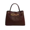 Bolsa de ombro moderna e estilosa 2026 nicho primavera nova bolsa feminina bolsa de mão de grande capacidade bolsa de mão versátil para o dia a dia