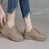 Tênis Esportivos Sapatos Casuais Femininos 2026 Novo Outono Sapatos para Mães de Meia-idade Superfície de Couro Solado Macio Sapatos Femininos Single Sapatos para Caminhada