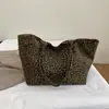Bolsas Populares de Este Año para Mujer 2025 Nueva Moda Retro Estampado de Leopardo Bolso Tote Bolsa para Estudiantes Bolso de Mano Ligero
