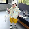 Conjunto de Verão para Meninos 2026 Novo Estilo Infantil Estilo Hong Kong Camisa Floral Manga Curta Roupa Bebê Leve Conjunto de Duas Peças de Verão