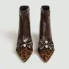 Sapatos femininos de atacado transfronteiriços, coleção outono 2026, estilo europeu e americano elegante, design clássico, abertura elástica, cabedal em couro de flor integral macio, bico fino pequeno, botins estilo slip-on