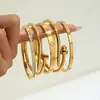 Juego de Cinco Piezas de Acero Inoxidable Chapado en Oro Modernos y Versátiles con Incrustaciones de Diamantes Pulsera Anillo de Boutique para Mujer Lujo Ligero Suministro al por Mayor