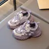 Tênis esportivos infantis, sapatos de malha para meninos, novo modelo de outono 2026, sapatos respiráveis de sola macia para meninas, sapatos versáteis tipo "dad shoes" para crianças maiores