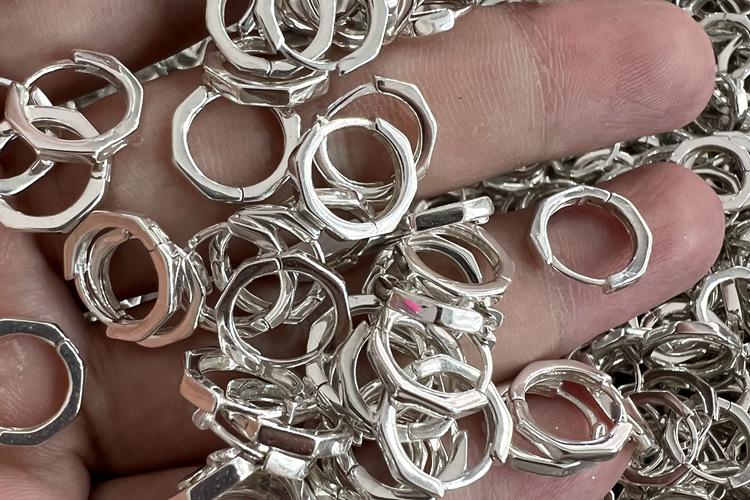 23289692EBF069A8D3AD10D27C81E7