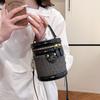Bolso Cilíndrico Portátil Moderno y Elegante 2025, Estilo Coreano de Alta Gama Casual para Desplazamientos Versátil Bolso de Cubo Inclinado de Moda