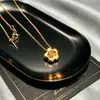 Colar Estilo Antigo Banhado a Ouro com Pequenas Flores de Ouro Escovado Cravejadas de Diamantes, Alta Retenção de Cor, Acessório de Joia Corrente para Clavícula Feminina, Mesmo Estilo do Xiaohongshu