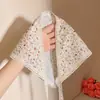 Lenço de Seda Floral com Atmosfera de Verão para Mulheres, Lenço de Cabeça de Renda Francesa, Novo Estilo 2025 para Sessão de Fotos E18