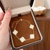 Pulsera Exquisita, Lujo Ligero, Gama Alta, Moderna, Sencilla, Flor de Cuatro Hojas con Circonitas Microincrustadas, Diseño de Nicho, Joyería de Mano Personalizada para Mujeres