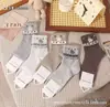 Calcetines de Longitud Media Kaisen Otoño e Invierno Nuevos para Mujer Estilo Coreano Rayas Verticales Gris Moda Retro Versátiles Calcetines Holgados