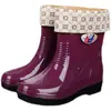 Botas de lluvia cortas de cuatro estaciones para mujer, botas de lluvia para adultos con forro de felpa, zapatos impermeables de moda, zapatos de goma antideslizantes de media caña para mujer, cubrebotas cálidos